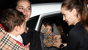 Fahriye Evcen etilerde yemek çıkışı sorulara yanıt verdi. ''oğlum Karan'la vakit geçiriyorum'' dedi