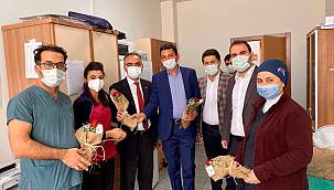 MHP Dulkadiroğlu İlçe Teşkilatı, görevi başındaki sağlık çalışanları ve eczacılara, çiçek dağıttı...