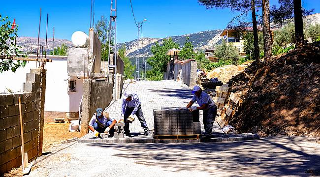 DULKADİROĞLU’NDAN DERELİ VE ÇOKYAŞAR’A KİLİT PARKE