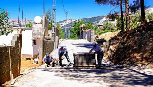 DULKADİROĞLU’NDAN DERELİ VE ÇOKYAŞAR’A KİLİT PARKE