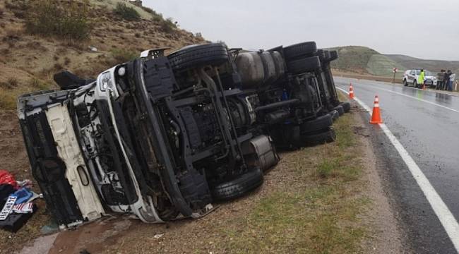 ANDIRIN'DA TIR DEVRİLDİ 2 YARALI