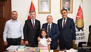 Başkan Mahçiçek koltuğunu minik Elif’e devretti