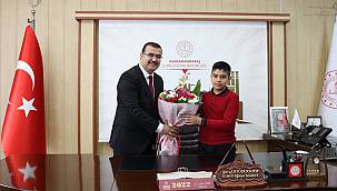 İL MÜDÜRÜ KAHRAMAN, MAKAMINI ÖĞRENCİ YUNUS EMRE KUZHAN’A BIRAKTI