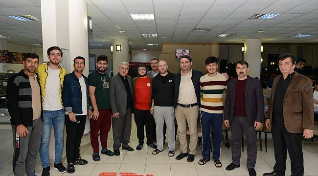KSÜ Yönetimi Ramazan’da Öğrenci Sofralarına Misafir Oluyor: Rektör Can KYK Yurdunda Kalan Öğrencilerle Sahur Yaptı