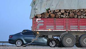 OTOMOBİL TIRIN DORSESİNİN ALTINA GİRDİ ! FECİ KAZA 