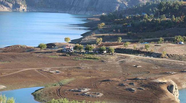 Sular çekildi eski köy ortaya çıktı