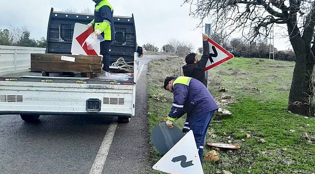 Kahramanmaraş BŞB Trafik İşaret Levhalarını Yeniden Düzenliyor .