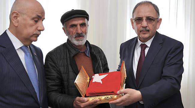 Bakan Özhaseki ve Başkan Güngör, Şehit Ailesini Yeni Konutlarında Ziyaret Etti