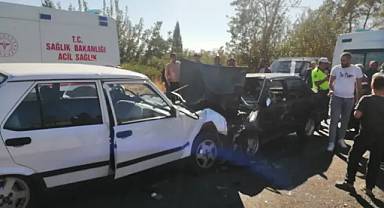 İki araç kafa kafaya çarpıştı: 6 yaralı
