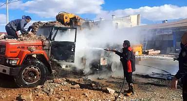 Kamyonda çıkan yangın söndürüldü