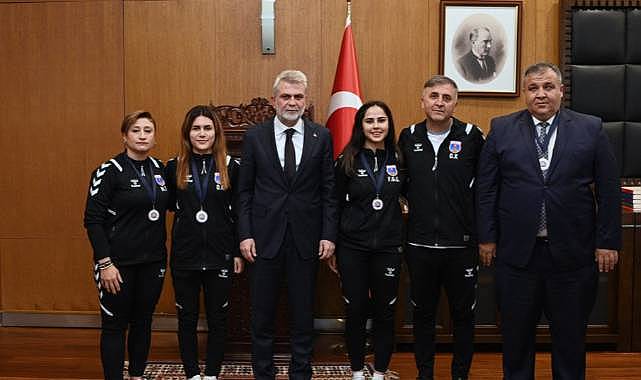 Başkan Görgel, Avrupa’ya Damga Vuran Büyükşehir’in Kadın Goalball Takımını Ağırladı