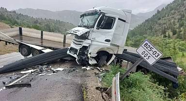 Kahramanmaraş-Göksun Yolunda İki Tır Çarpıştı: 1 Yaralı