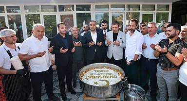 Başkan Toptaş önce aşure dağıttı, sonra vatandaşların sorularını yanıtladı