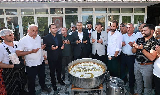 Başkan Toptaş önce aşure dağıttı, sonra vatandaşların sorularını yanıtladı