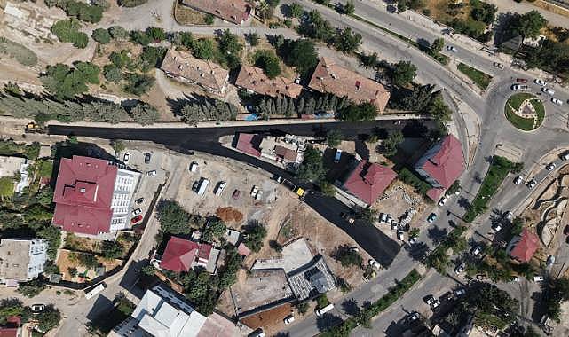 Büyükşehir, Mükremin Halil Caddesi’nde Asfalt Mesaisini Başlattı