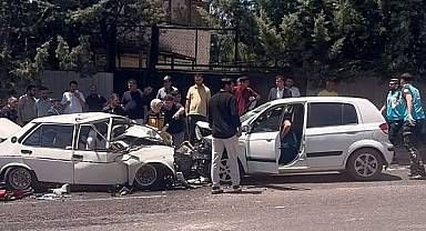 Kahramanmaraş'ta Kuzey Çevre Yolu'nda Feci Kaza! İki Otomobil Çarpıştı, 2 Yaralı
