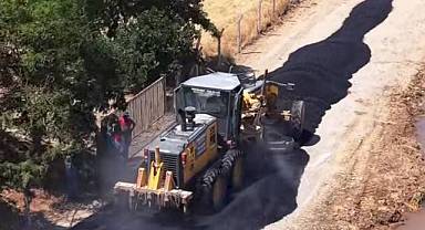 ONİKİŞUBAT’TA YOLLAR YENİLENİYOR: MALİK EJDER VE GAYBERLİ’DE SICAK ASFALT ÇALIŞMASI