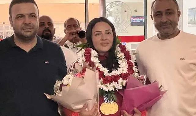 Akdeniz Oyunları'nda 2 altın kazanan Safiye Temizdemir, Kahramanmaraş'ta davul zurna ile karşılandı