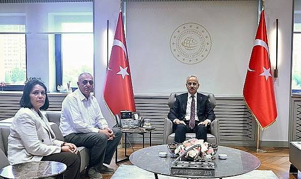 Bakan Uraloğlu, Kahramanmaraş'ta Hayatını Kaybeden Adnan'ın Ailesini Ağırladı