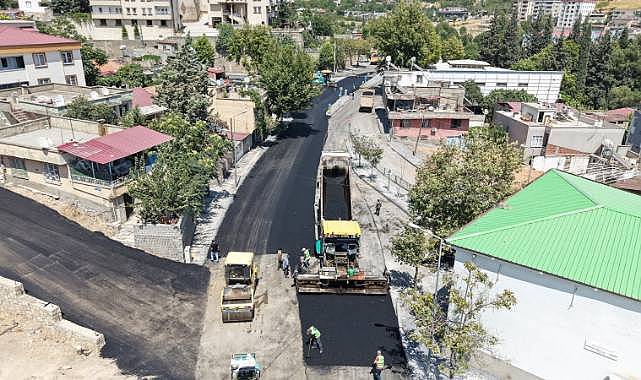 Büyükşehir, Gazneliler Caddesi’nde Son Kat Asfalt Serimini Sürdürüyor