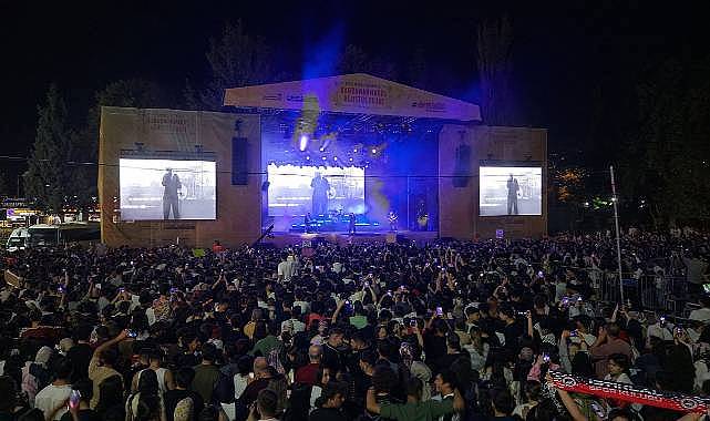 Gripin, Kahramanmaraş Ağustos Fuarı'nda Unutulmaz Bir Konserle Sahne Aldı