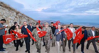Kahramanmaraş’ta Dünyanın en büyük Türk bayrağına Saygı Yürüyüşü!