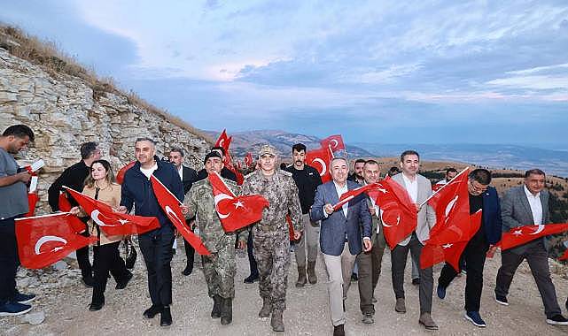 Kahramanmaraş’ta Dünyanın en büyük Türk bayrağına Saygı Yürüyüşü!