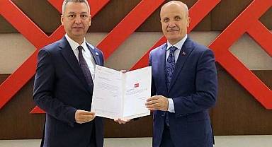 KSÜ Rektörü Prof. Dr. İbrahim Taner Okumuş atama belgesini YÖK Başkanı Özvar'dan aldı