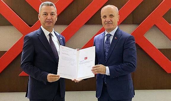 KSÜ Rektörü Prof. Dr. İbrahim Taner Okumuş atama belgesini YÖK Başkanı Özvar'dan aldı