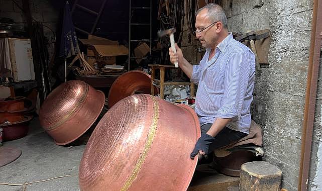 45 yıldır bakıra çekiç vuruyor, kaybolmaya yüz tutan mesleğini yaşatmaya çalışıyor