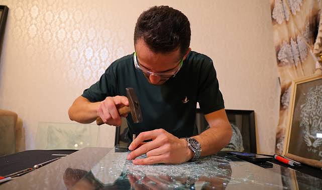 Hobi olarak başladı, camı çatlatarak sanat eserine dönüştürüyor!