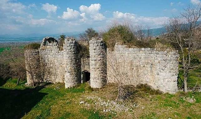 Tarihi Anacık Kalesi zamana direniyor!