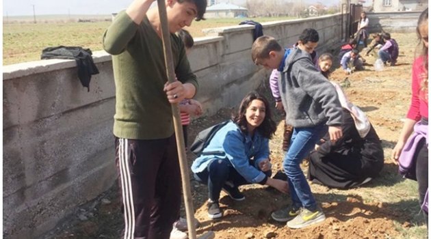 Afşin’de bir öğrencinin girişimiyle yüzlerce fidan toprakla buluştu