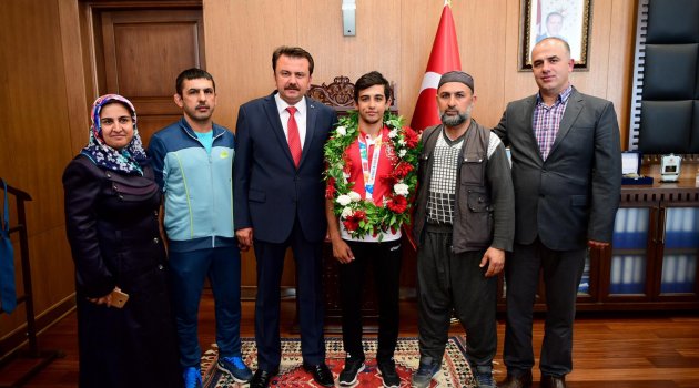 BAŞKAN ERKOÇ: “HALİL KARDEŞİMİZİ TEBRİK EDİYORUZ”