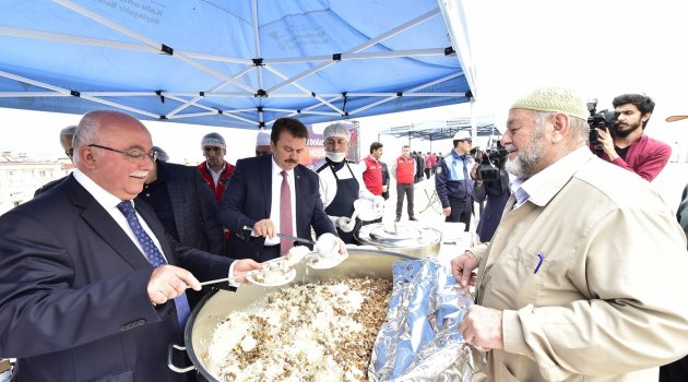 BÜYÜKŞEHİR’DEN ETLİ PİLAV İKRAMI