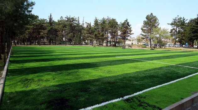 BÜYÜKŞEHİR’DEN SENTETİK ÇİM SERİM ÇALIŞMASI