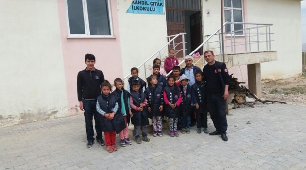 BÜYÜKŞEHİR İTFAİYESİ’NİN EĞİTİMDE ÖNCELİĞİ YURTLAR VE KIRSAL MAHALLELERDEKİ OKULLAR