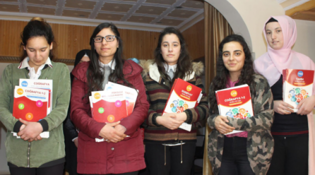 EKİNÖZÜLÜ ÖĞRENCİLERE KİTAP DESTEĞİ