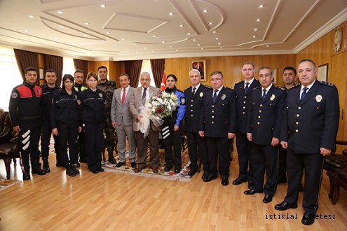 EMNİYET MÜDÜRÜ SERVET YILMAZ VE BERABERİNDEKİ HEYET VALİ MUSTAFA HAKAN GÜVENÇER’İ ZİYARET ETTİ