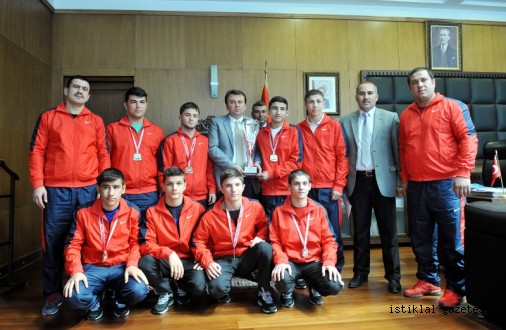 GÜREŞÇİLER KUPAYI BAŞKAN ERKOÇ’A TAKDİM ETTİLER