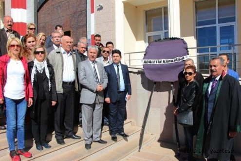 Kahramanmaraş Adliyesi Önüne Siyah Çelenk