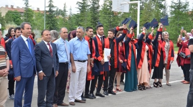 KAHRAMANMARAŞ İSTİKLAL ÜNİVERSİTESİNDE MEZUNİYET SEVİNCİ