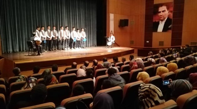 ‘KUTLU NEBİ’NİN NAZLI SANCAKTARI’ TİYATROSU İZLEYENLERİ DUYGULANDIRDI