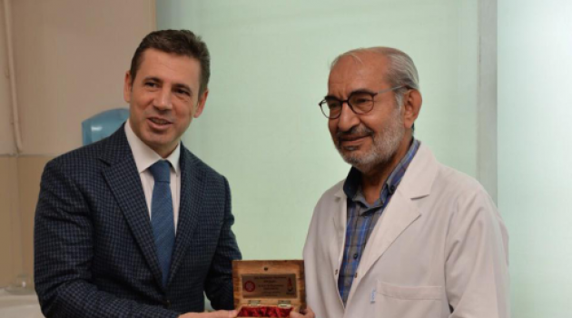 MAHÇİÇEK DOKTORLARA AHŞAP EL İŞLEMELİ SANDIK HEDİYE ETTİK