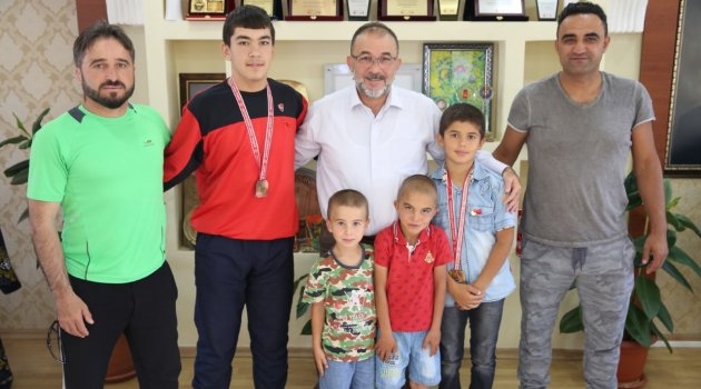 MİNİK GÜREŞÇİLERİMİZDEN AFŞİN’E BİRİNCİLİK…