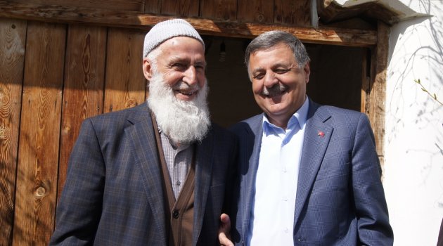 Nevzat Pakdil Göksun’lu dostlarından evet oyu istedi. Pakdil: “Göksun Evet Demeye Hazır mı ?”