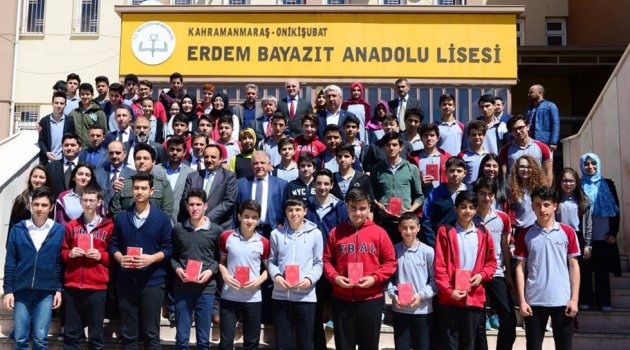 ONİKİŞUBAT BELEDİYE BAŞKANI HANEFİ MAHÇİÇEK, “İSLAM İLMİHALİ” KONULU BİLGİ VE KÜLTÜR YARIŞMASI’NIN KİTAP DAĞITIM TÖRENİNDE, ERDEM BEYAZIT ANADOLU LİSESİ ÖĞRENCİLERİYLE BULUŞTU