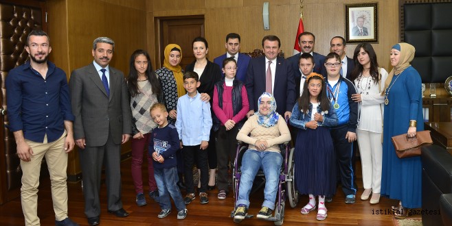 ÖZEL ÖĞRENCİLERDEN BAŞKAN ERKOÇ’A ZİYARET