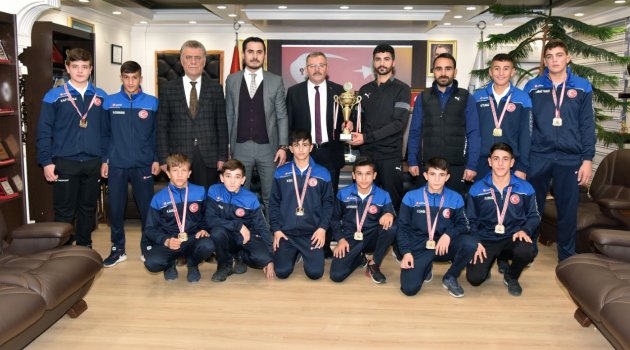 ŞAMPİYON GÜREŞÇİLER BAŞKAN AYDIN’I ZİYARET ETTİ