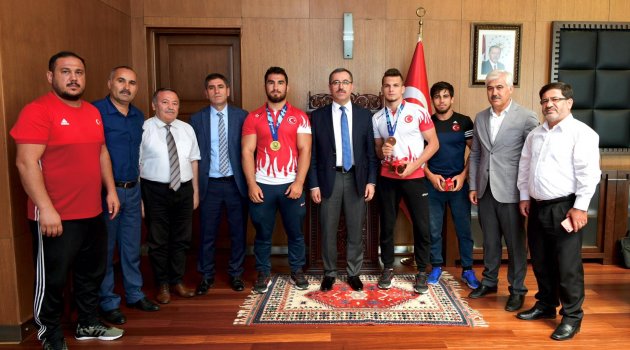 ŞAMPİYON GÜREŞÇİLERDEN BAŞKAN GÜNGÖR’E ZİYARET